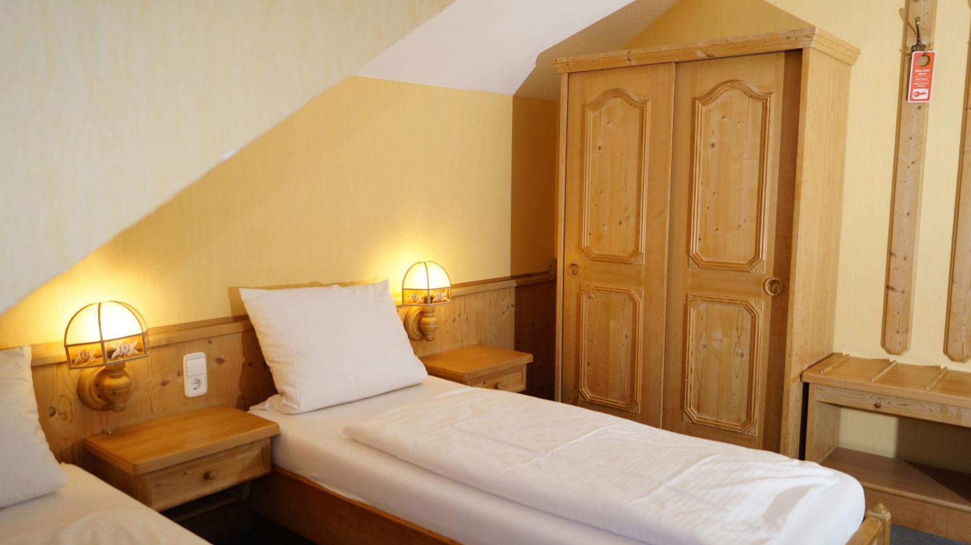 Landgasthof Falken Huttlingen 部屋 写真