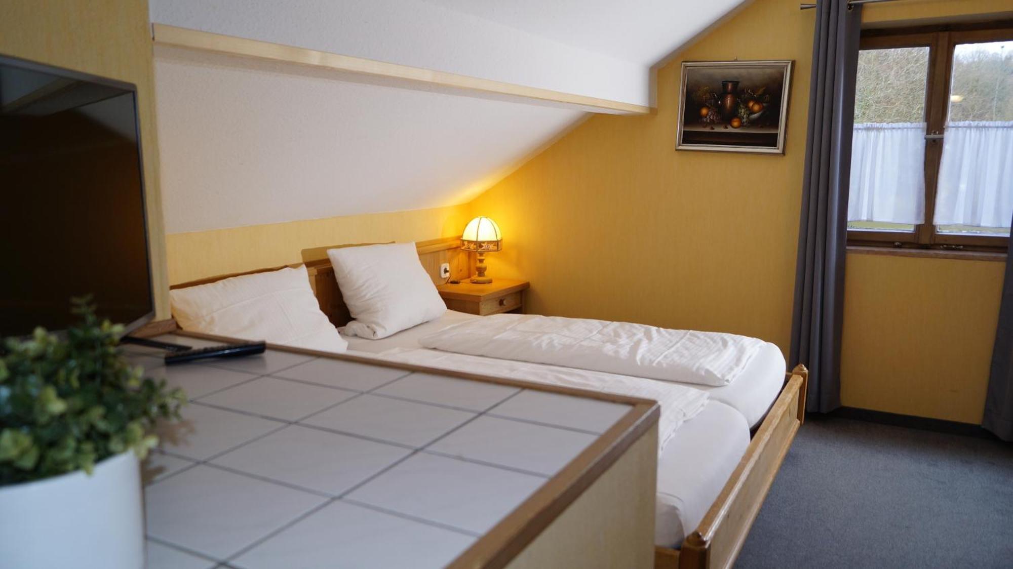 Landgasthof Falken Huttlingen 部屋 写真